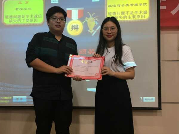 颁奖环节:我院代表上台领奖.jpg